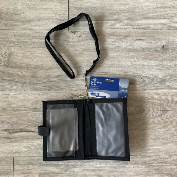 ❣️2/$35❣️ Roots Passport Case - Picture 4 of 5